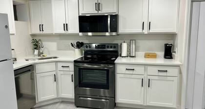 Cozy 1-bedroom apartment in brilliant Cheltenham with WiFi, AC