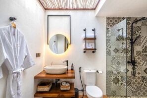 Sèche-cheveux, serviettes fournies