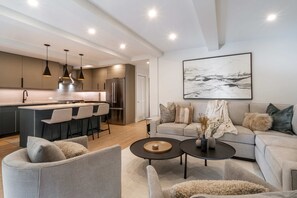 Smart TV, stereo - Brand New 2BR 2BA Centrally Located Amazing Views! (Aspen)