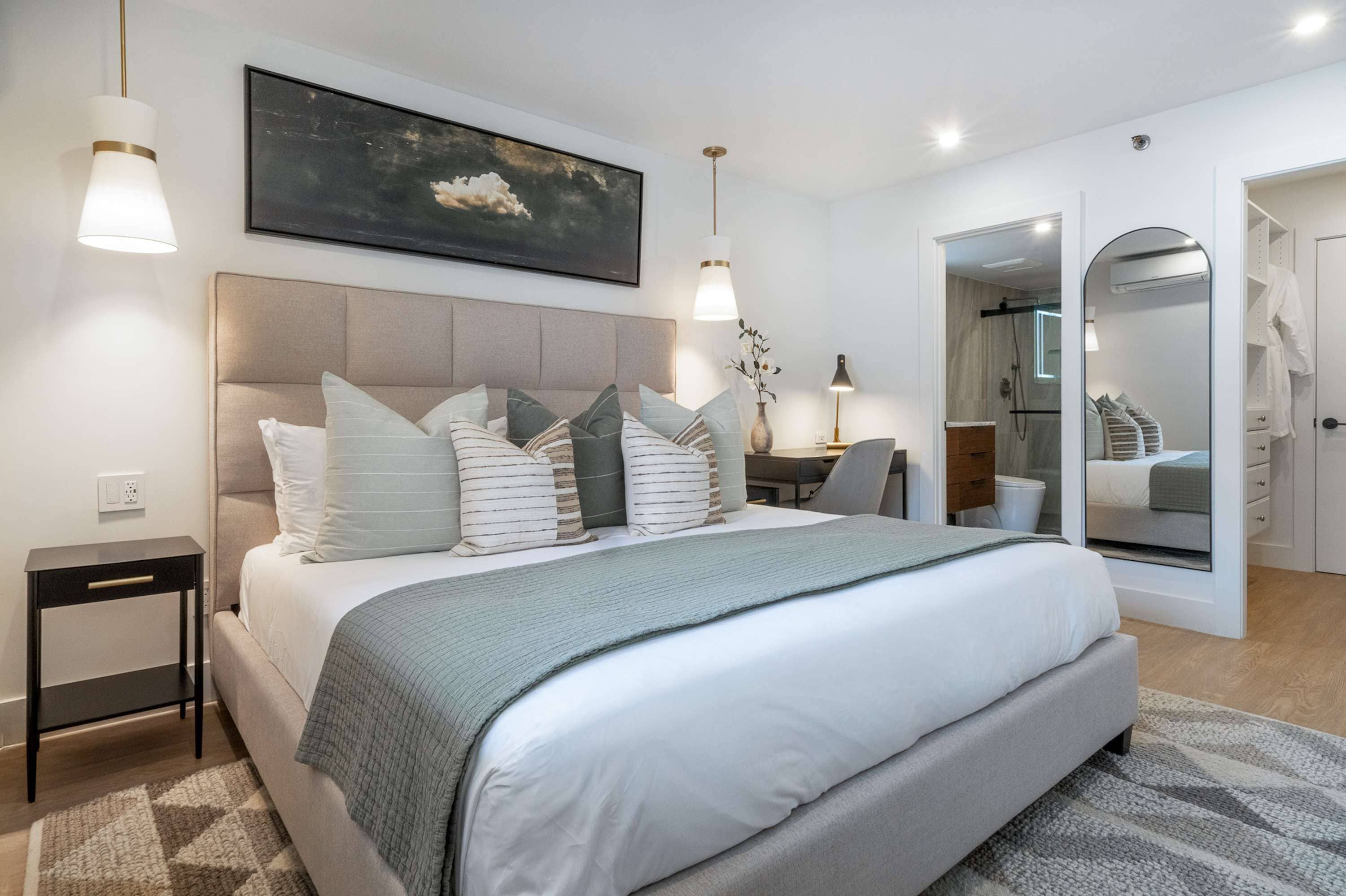 2 bedrooms, in-room safe, desk, iron/ironing board