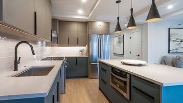 Kühlschrank, Mikrowelle, Ofen, Herdplatte