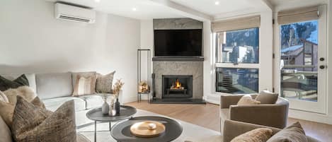 TV connectée, cheminée, chaîne hi-fi