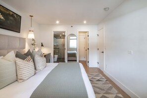 2 bedrooms, in-room safe, desk, iron/ironing board