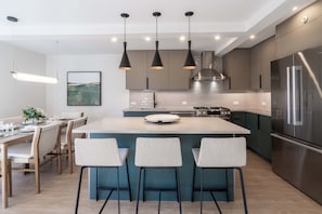 Réfrigérateur, four à micro-ondes, un four, surface de cuisson