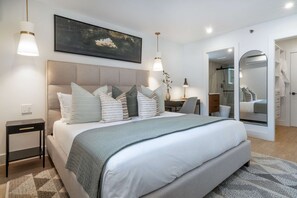 2 quartos, cofres nos quartos, escrivaninha