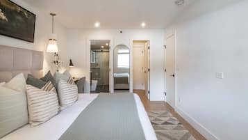 2 bedrooms, in-room safe, desk, iron/ironing board