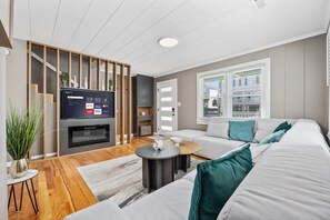 Een smart-tv en een open haard