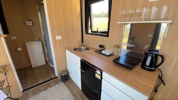 Geladeira, micro-ondas, cooktop, torradeira