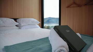 1 bedroom, bed sheets
