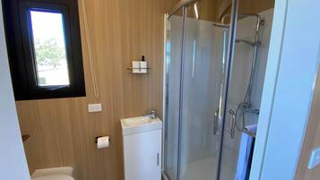 Douche, sĂšche-cheveux, serviettes fournies