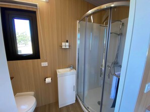 Shower, hair dryer, towels - Bayview Paradise by Tiny Away (Diamond Harbour)