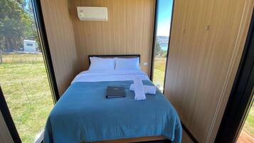 1 bedroom, bed sheets