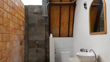 Kamar Double Comfort, pemandangan kebun | Kamar mandi | Shower, perlengkapan mandi gratis, kloset, dan handuk