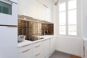 Kylskåp, mikrovågsugn, ugn och spishäll