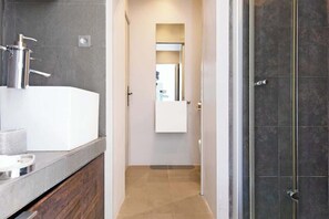 Dusche, Haartrockner, Handtücher