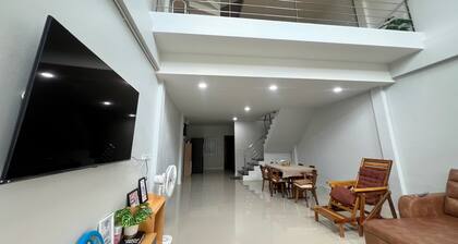 5 minutes Drive to the city center, 9 minutes to Lee Gardens, with free parking.