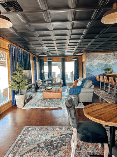 The LookOut! A Romantic Getaway with Spa & Views!