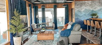 The LookOut! A Romantic Getaway with Spa & Views!