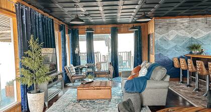 The LookOut! A Romantic Getaway with Spa & Views!