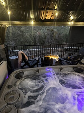 Outdoor spa tub