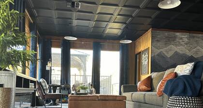 The LookOut! A Romantic Getaway with Spa & Views!