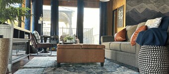 The LookOut! A Romantic Getaway with Spa & Views!