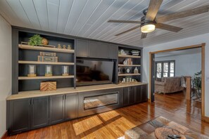 TV connectée, cheminée, espaces bureaux