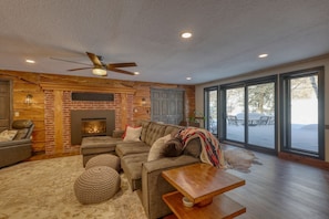 Smart TV, fireplace, offices - Calamity Jane’s Hidden Haven – 12.5 private acres, multiple patios, fire pit & 4 king suites! (Lead)