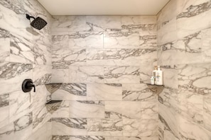 Ducha, secador de pelo y toallas