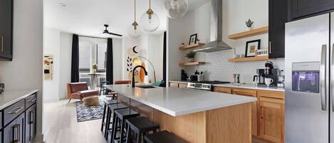 Refrigerador, microondas, horno y parrilla de estufa