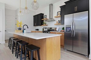 Fridge, microwave, oven, stovetop - The Aster - Rooftop Patio, 2 miles to Broadway! (Nashville)