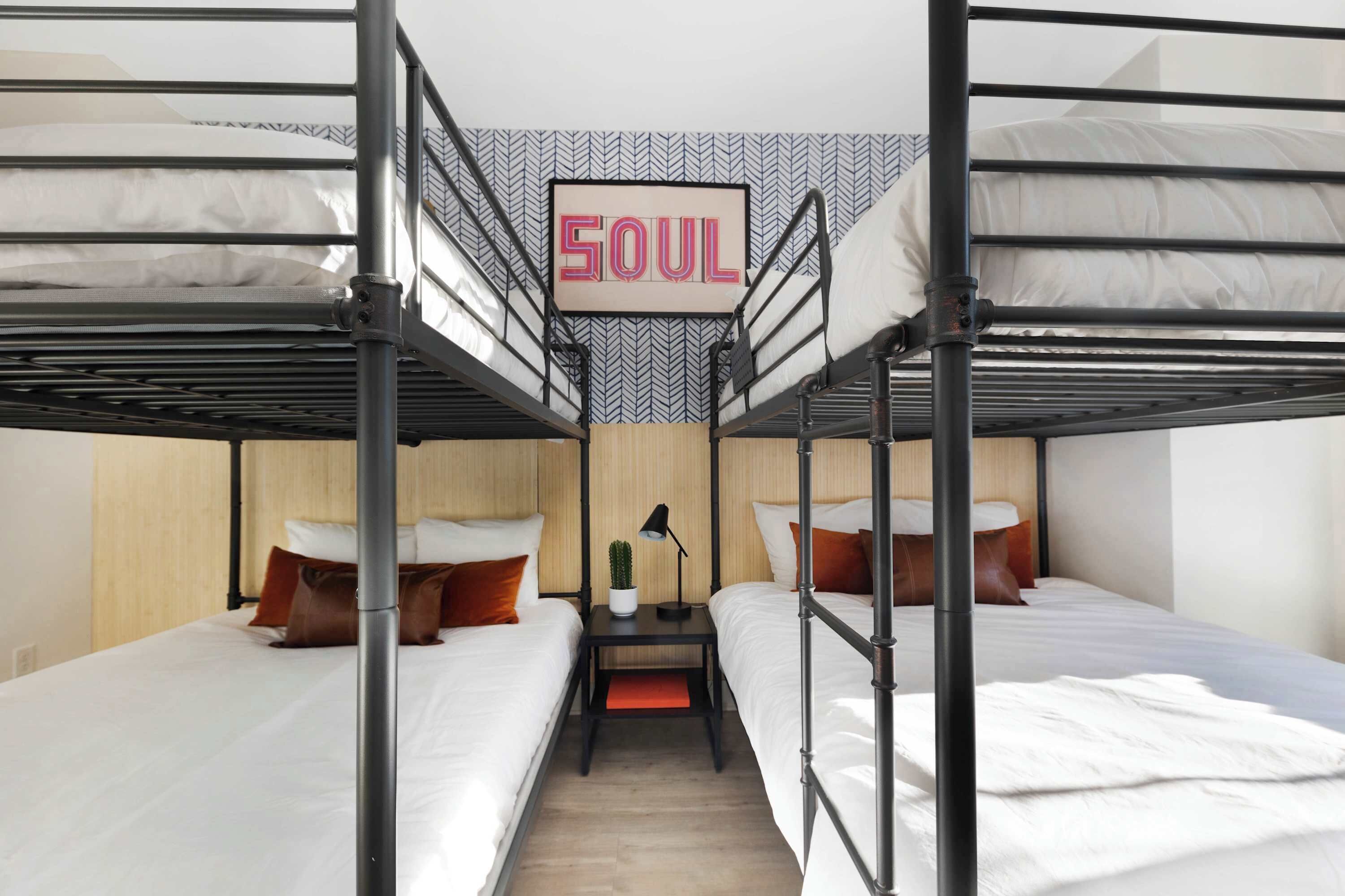 Habitación con literas y un cartel en la pared que dice 'SOUL'.