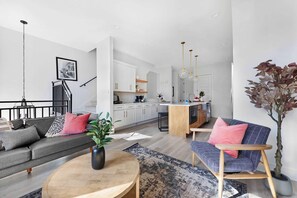 TV, offices - The Camellia - Rooftop Patio & Dog Friendly! (Nashville)