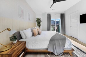 4 bedrooms, desk, iron/ironing board, travel cot - The Camellia - Rooftop Patio & Dog Friendly! (Nashville)