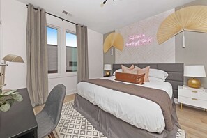4 habitaciones, escritorio y tabla de planchar con plancha 