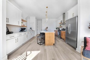 Fridge, microwave, oven, stovetop - The Camellia - Rooftop Patio & Dog Friendly! (Nashville)