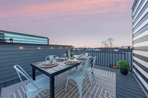 Outdoor dining - Camellia | Rooftop & Pet-Friendly Stay (Nashville)