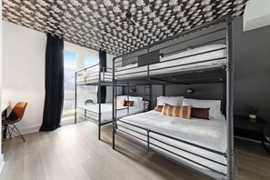 4 soverom, skrivebord, strykejern/-brett og reiseseng for barn