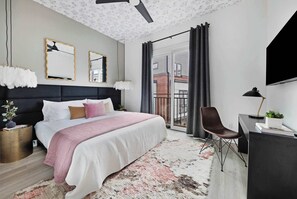 4 bedrooms, desk, iron/ironing board, travel crib - The Azalea - Walk to Dining & Nightlife, Rooftop! (Nashville)