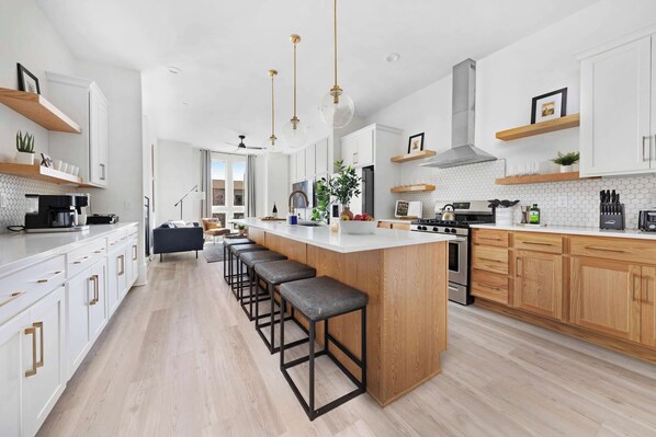 冷蔵庫、電子レンジ、オーブン、コンロ