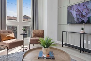 テレビ、書斎 / ワークスペース