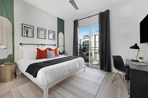 4 quartos, escrivaninha, ferros/tábuas de passar roupa, berço de viagem