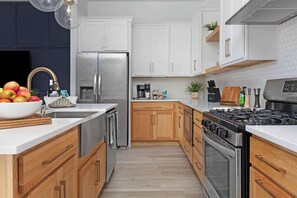 冷蔵庫、電子レンジ、オーブン、コンロ