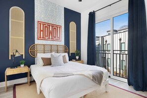 3 habitaciones, escritorio y tabla de planchar con plancha