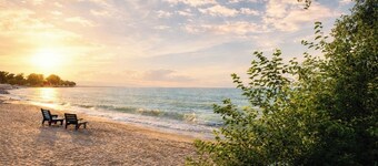 Relaxing Cozy Getaway! Only 300 Feet To The Beach!