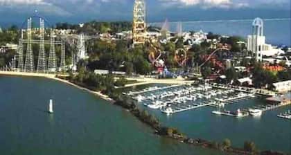 Relaxing Cozy Getaway! Only 300 Feet To The Beach!