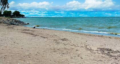 Relaxing Cozy Getaway! Only 300 Feet To The Beach!