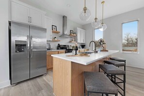 ثلاجة، ميكروويف، فرن، موقد طهي مسطح