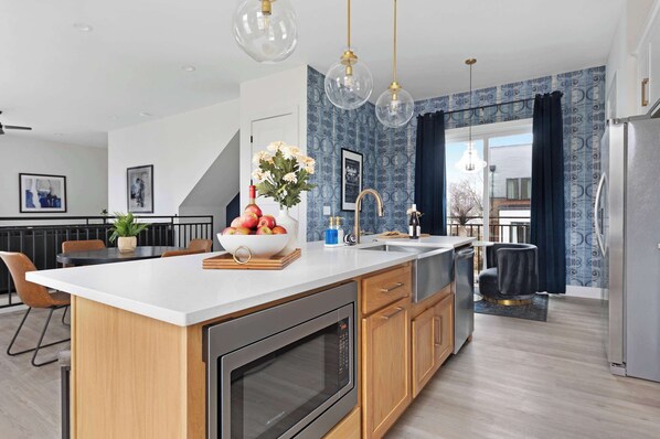 ثلاجة، ميكروويف، فرن، موقد طهي مسطح