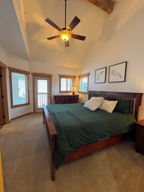 4 quartos, ferros/tábuas de passar roupa, berço de viagem